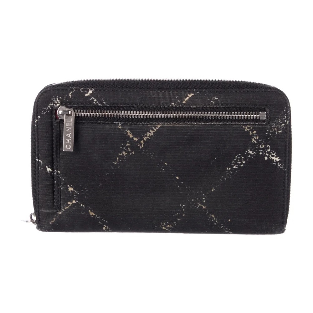 CHANEL Distressed
Quilted Pattern Nylon Black Wallet with Zipper